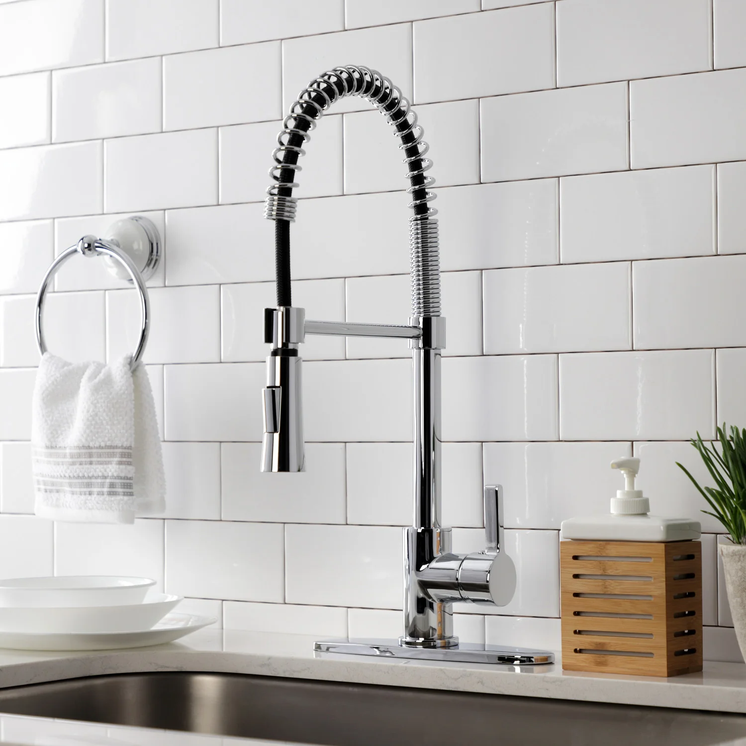 Kingston Sona LS8671CTL - Continental Single-Handle 1-Hole Deck Mount Pre-Rinse Kitchen Faucet, Polished Chrome - Image 3